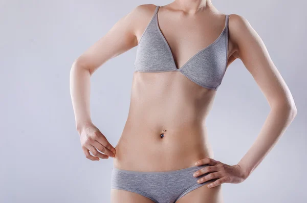 Wanita kurus melihat tubuhnya selulit dan tanda peregangan — Stok Foto