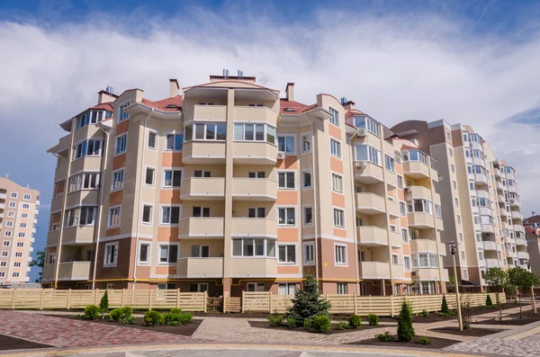 Pequeña casa nueva de estilo rústico. Acogedor barrio — Foto de Stock