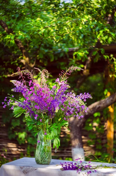 Belo buquê de flores silvestres de roxo e rosa. Buquê de — Fotografia de Stock