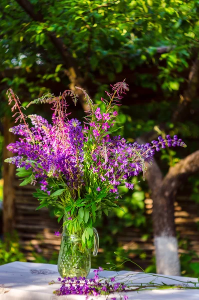 Mooie bouquet van veldbloemen van paars en roze. Boeket — Stockfoto