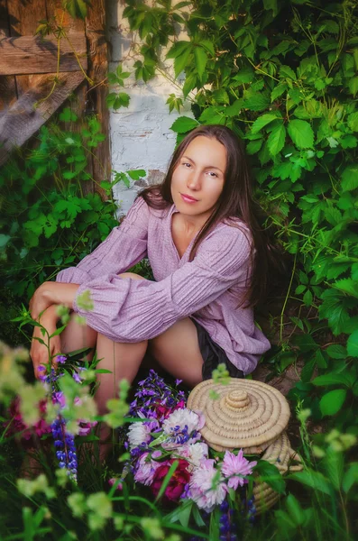 Tender woman resting in grassy thickets with a beautiful bouquet — Stock Photo, Image