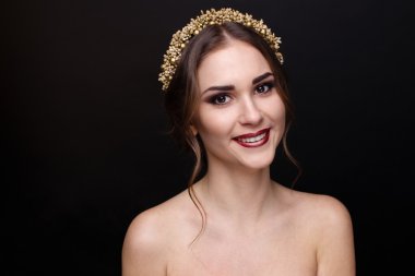 Gülümseme, kırmızı dudaklar ile güzel esmer