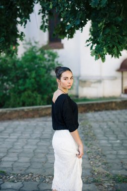 Eski sokakta yürüyen genç güzel kadın