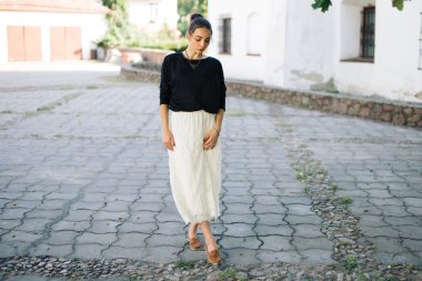 Eski sokakta yürüyen genç güzel kadın