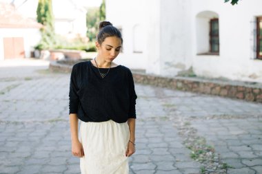 Eski sokakta yürüyen genç güzel kadın