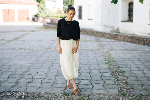 Eski sokakta yürüyen genç güzel kadın