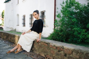 Eski sokakta yürüyen genç güzel kadın