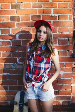 kaykay ile genç güzel kadın