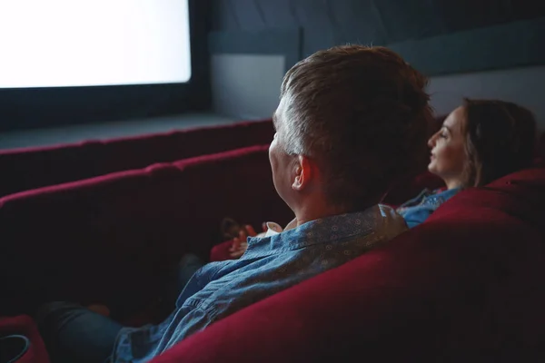 Зрители сидят в кинотеатре и смотрят кино. Концепция различных человеческих эмоций. — стоковое фото