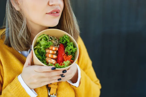 Porträtt av en glad kvinna som äter hälsosam sallad. Begreppet gå ner i vikt, sport och hälsosam kost. — Stockfoto