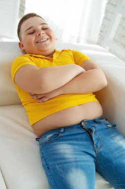 Metabolik bozuklukları olan bir çocuk. Çocukluk obezitesi sorunu olan bir çocuk. Şişman şişman çocuk..