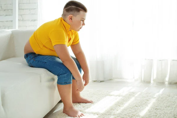 Metabolik bozuklukları olan bir çocuk. Çocukluk obezitesi sorunu olan bir çocuk. Şişman şişman çocuk..
