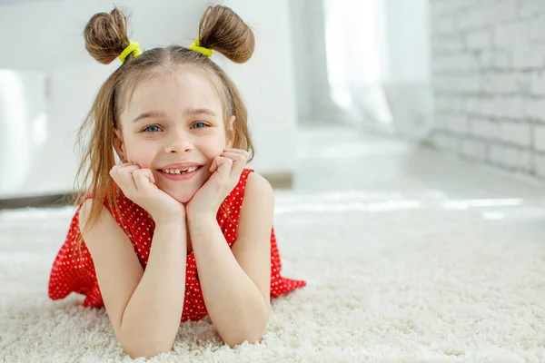 Ένα όμορφο κοριτσάκι έχασε το πρώτο δόντι γάλακτος. Απώλεια των πρωτογενών δοντιών, αντικατάσταση των δοντιών με μόνιμα. Παιδική οδοντιατρική. Όμορφα παιδικά δόντια. — Φωτογραφία Αρχείου