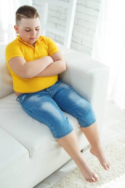 Metabolik bozuklukları olan bir çocuk. Çocukluk obezitesi sorunu olan bir çocuk. Şişman şişman çocuk..