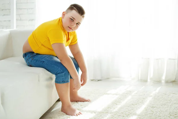 Egy fiú anyagcserezavarokkal. Gyerek a gyermekkori elhízás problémájával. Túlsúlyos elhízott kövér fiú.. — Stock Fotó