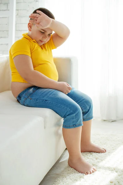 Ένα αγόρι με μεταβολικές διαταραχές. Παιδί με πρόβλημα παιδικής παχυσαρκίας. Υπερβολικό βάρος παχύσαρκο αγόρι. — Φωτογραφία Αρχείου
