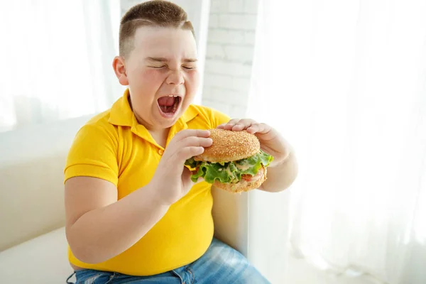 Een jongen met stofwisselingsstoornissen. Kind met het probleem van obesitas bij kinderen. Overgewicht dikke dikke jongen. — Stockfoto