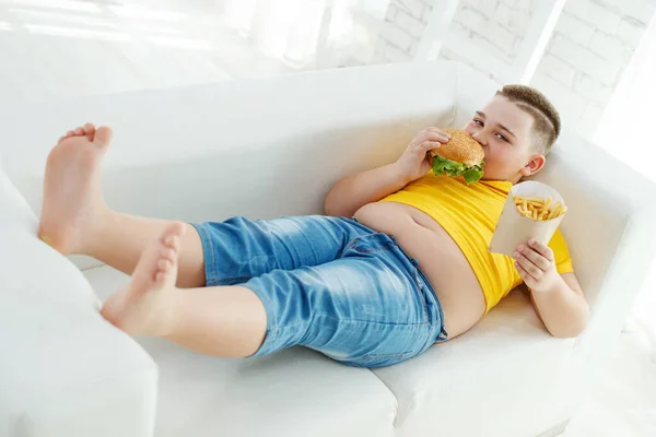Metabolik bozuklukları olan bir çocuk. Çocukluk obezitesi sorunu olan bir çocuk. Şişman şişman çocuk..