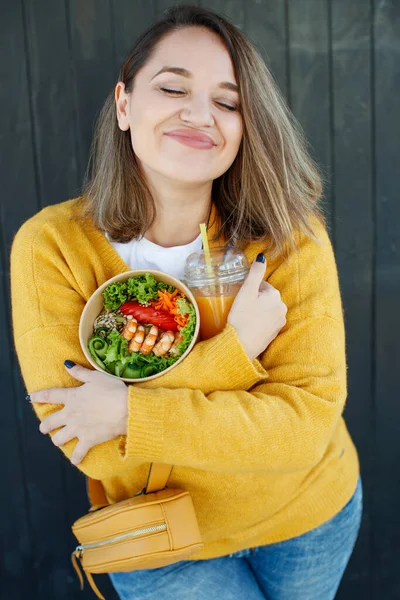Porträtt av en glad kvinna som äter hälsosam sallad. Begreppet gå ner i vikt, sport och hälsosam kost. — Stockfoto