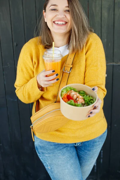 Porträtt av en glad kvinna som äter hälsosam sallad. Begreppet gå ner i vikt, sport och hälsosam kost. — Stockfoto