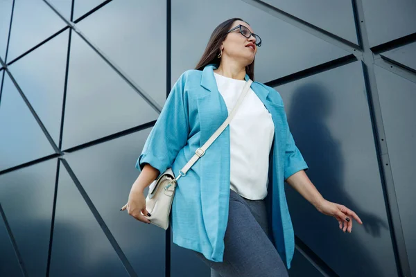 Joven mujer gorda con estilo en una calle de la ciudad. Traje de moda de primavera, aspecto elegante. Modelo de tamaño más. — Foto de Stock