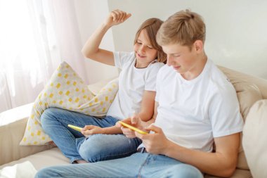 eğlence, teknoloji, aile ve insan konsepti - akıllı telefonları olan mutlu çocuklar ve çocuklar mesaj yolluyor ya da evde oyun oynuyorlar