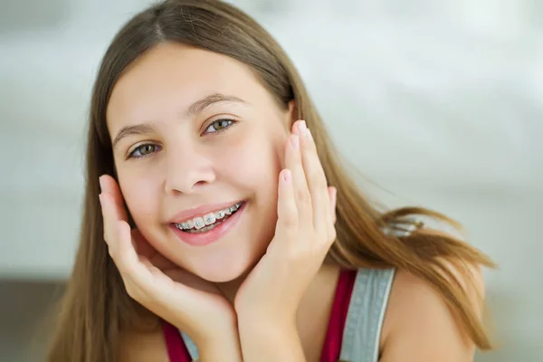 Primer plano retrato de una adolescente sonriente mostrando braces.Isolated dental sobre fondo blanco. —  Fotos de Stock