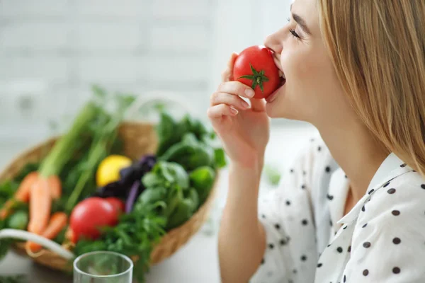 Krásná mladá žena jí zeleninu v kuchyni. Zdravé jídlo. Veganský salát. Dieta. Dietní koncept. Zdravý životní styl. Vařit doma. — Stock fotografie