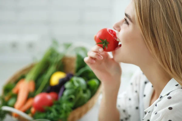 Krásná mladá žena jí zeleninu v kuchyni. Zdravé jídlo. Veganský salát. Dieta. Dietní koncept. Zdravý životní styl. Vařit doma. — Stock fotografie