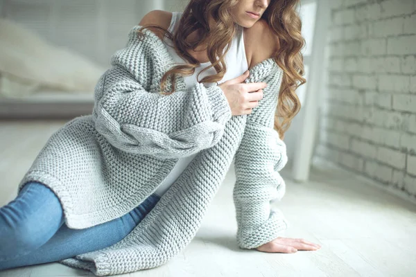 Tânăra femeie frumoasă în haine călduroase tricotate acasă. Portret de interior feminin . — Fotografie, imagine de stoc