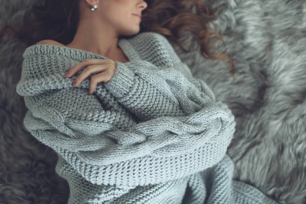 Giovane bella donna in caldi vestiti a maglia a casa. Ritratto femminile indoor. — Foto Stock