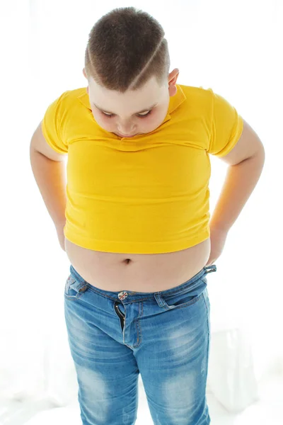 Ein Junge mit Stoffwechselstörungen. Kind mit dem Problem der kindlichen Fettleibigkeit. Übergewichtiger dicker Junge. — Stockfoto