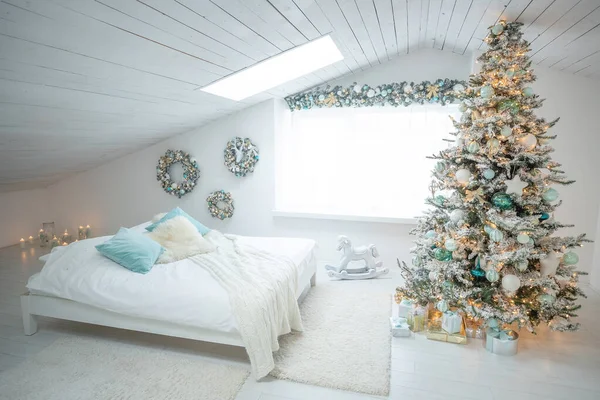 Hermosa habitación decorada con un árbol de Navidad con regalos debajo de ella. — Foto de Stock