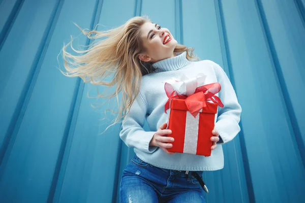 Belle jeune femme blonde élégante tenant une boîte cadeau. Noël photos, cadeaux. — Photo