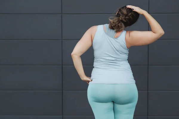 脂肪の女性のジョギング、減量、肥満の問題のためのスポーツを行う. — ストック写真