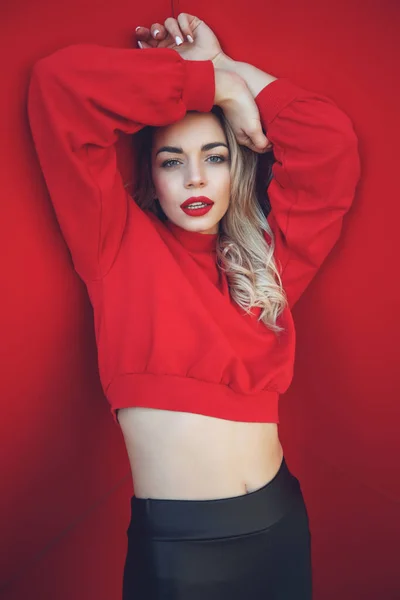Retrato de moda de una hermosa mujer con estilo sobre fondo rojo. —  Fotos de Stock