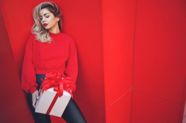 Güzel, genç, seksi, zayıf kadın figürü akşam makyajı şık, şık kıyafetler, esmer, hediye kutuları yeni yıl bayramında sevgililer günü..