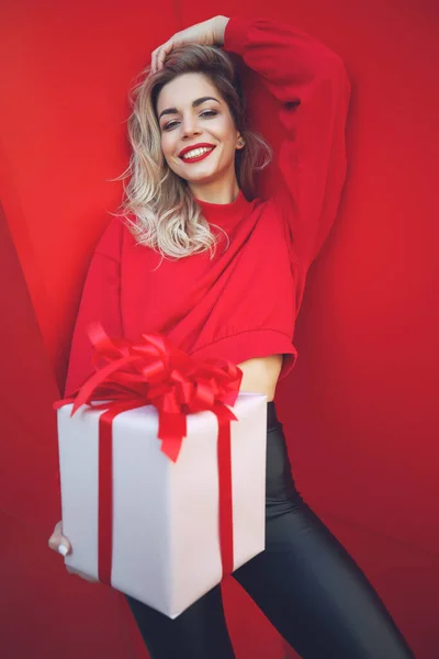 Gyönyörű fiatal szexi nő karcsú alak este smink divatos elegáns ruhák, barna, ajándék doboz ünnep születésnap Új Év Karácsony Valentin-nap. — Stock Fotó