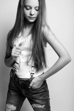 Güzel çocuk. Siyah beyaz stüdyodaki küçük kız. 