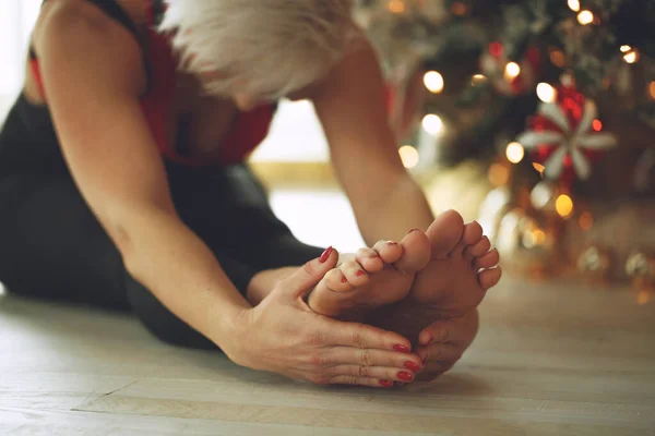 Mujer joven medita durante la clase de yoga en Navidad. Concepto de libertad. Calma y relajación, felicidad femenina. Dibujo teñido. —  Fotos de Stock