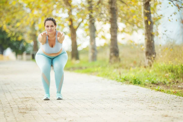 Mujer gorda trotando, haciendo deportes para bajar de peso, problema de obesidad. — Foto de Stock