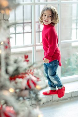 Evde Noel 'de güzel bir çocuğun portresi. Modaya uygun çocuk..