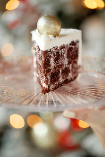 Talerz z kawałkiem smacznego ciasta czekoladowego domowej roboty. — Zdjęcie stockowe