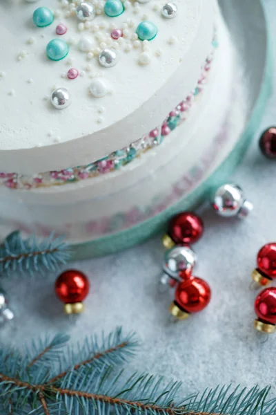 Vanilkový houbový dort se smetanou a bílou čokoládou. Krájený kus dortu na bílém talíři. Oblíbený dezert k oslavě akce nebo narozeninové oslavy. — Stock fotografie
