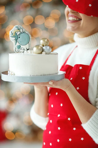 Świąteczne ciasto z piernikowymi dekoracjami. — Zdjęcie stockowe