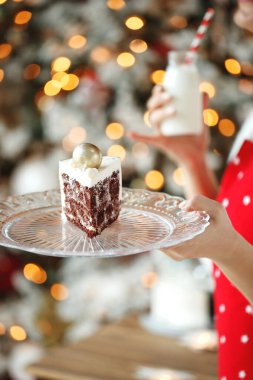 Lezzetli ev yapımı çikolatalı kek ile tabak..