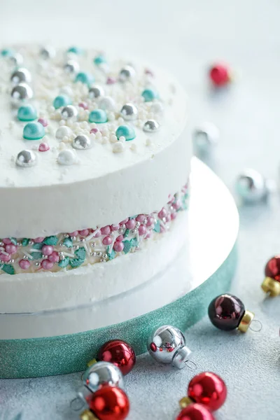 Waniliowe ciasto biszkoptowe ze śmietaną i białą czekoladą. Kawałek ciasta na białym talerzu. Ulubiony deser z okazji imprezy lub urodzin. — Zdjęcie stockowe