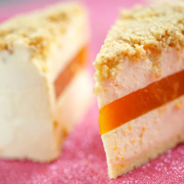 Uma fatia de bolo de queijo com recheio de tangerina. Sobremesa de bolo de verão orgânico saudável. Sobremesa. — Fotografia de Stock