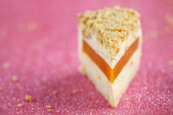Uma fatia de bolo de queijo com recheio de tangerina. Sobremesa de bolo de verão orgânico saudável. Sobremesa. — Fotografia de Stock