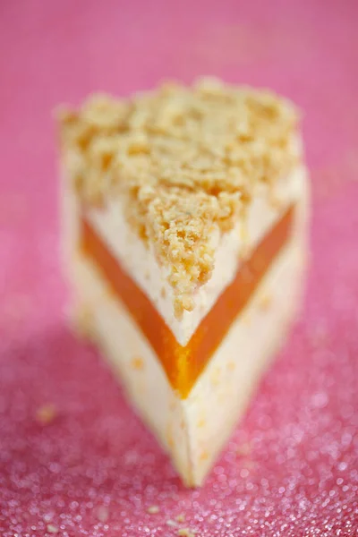 Uma fatia de bolo de queijo com recheio de tangerina. Sobremesa de bolo de verão orgânico saudável. Sobremesa. — Fotografia de Stock